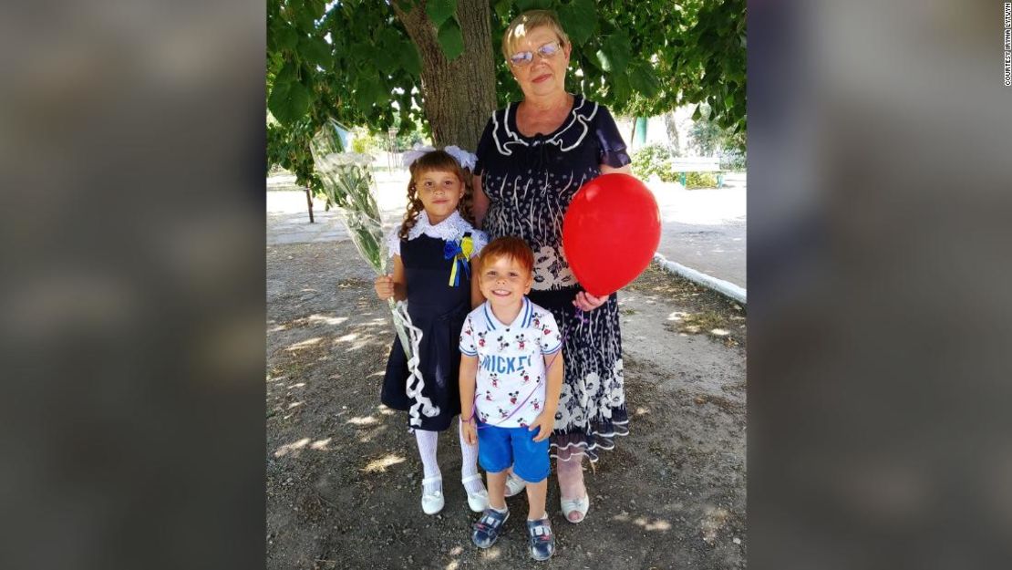 La madre de Iryna Lytvyn, con quien perdió el contacto en una ciudad ucraniana sitiada, con sus nietos antes de que la brutal invasión de Moscú destrozara a la familia.