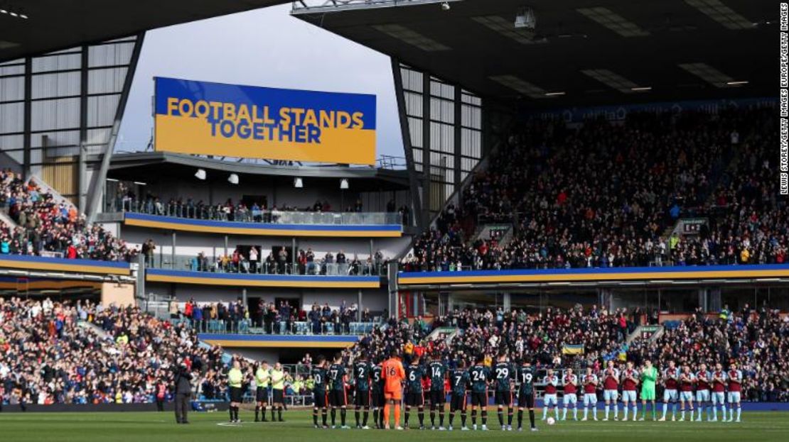 Jugadores, oficiales y aficionados participaron en un minuto de aplausos para indicar paz y simpatía con Ucrania antes de que el Burnley se enfrentara al Chelsea.