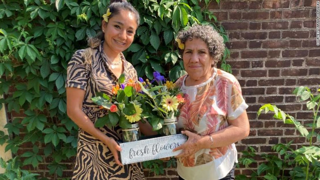 "Estoy haciendo esto porque amo a mi madre y realmente quiero ser una parte importante de su nuevo viaje", dijo Sarah Rodríguez, fotografiada con su madre Sara González.