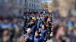 CNNE 1168447 - soldado ruso dispara sobre las cabezas de manifestantes en jerson