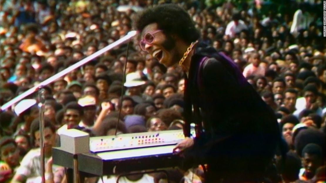 Sly Stone actúa en el Festival Cultural de Harlem en 1969 y aparece en el documental "Summer of Soul".