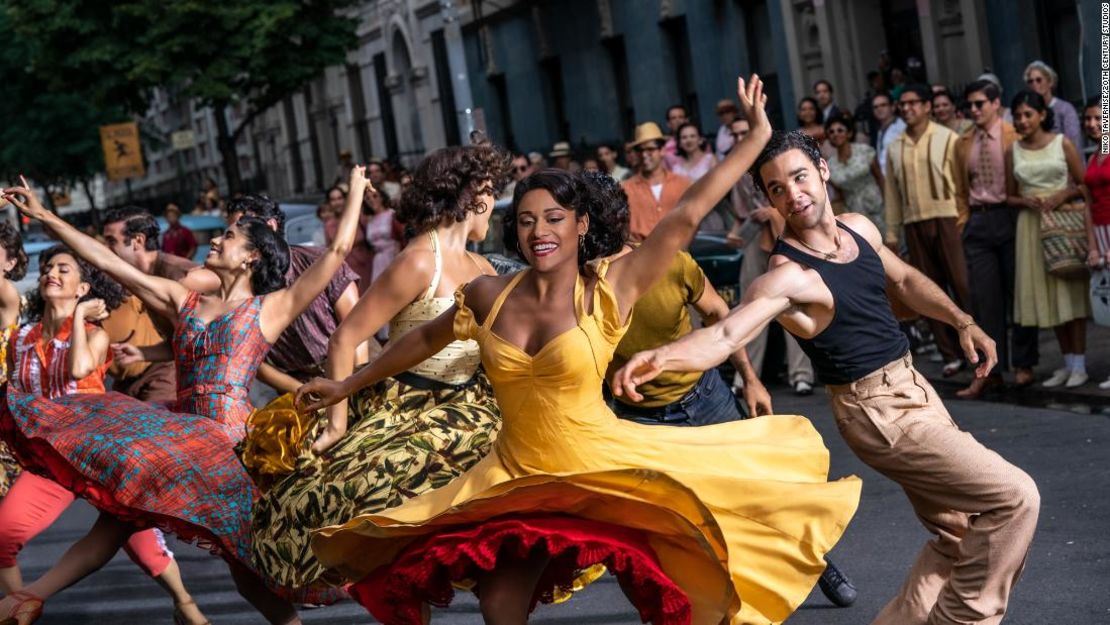 Ariana DeBose como Anita y David Alvarez como Bernardo en "West Side Story".