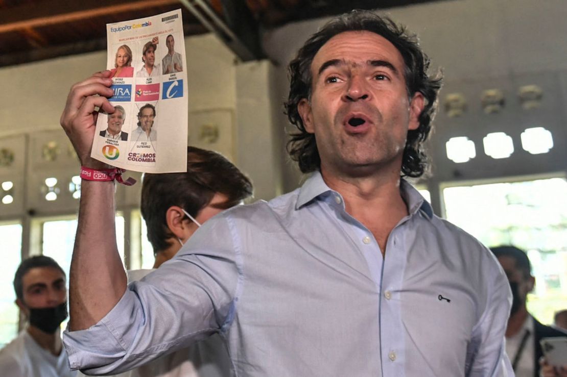 Federico Gutiérrez, candidato presidencial de derecha, deposita su voto en Medellín, Colombia, el 13 de marzo de 2022.