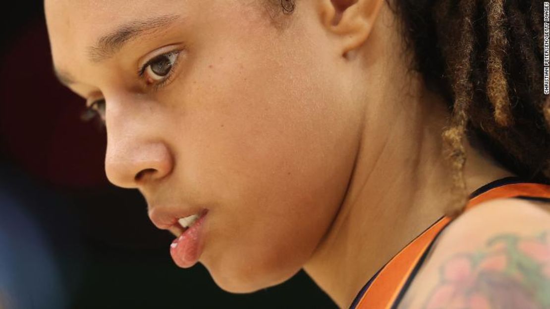 Brittney Griner, #42 de las Phoenix Mercury, durante la primera mitad del partido de la WNBA en el Footprint Center, el 31 de agosto de 2021, en Phoenix, Arizona.