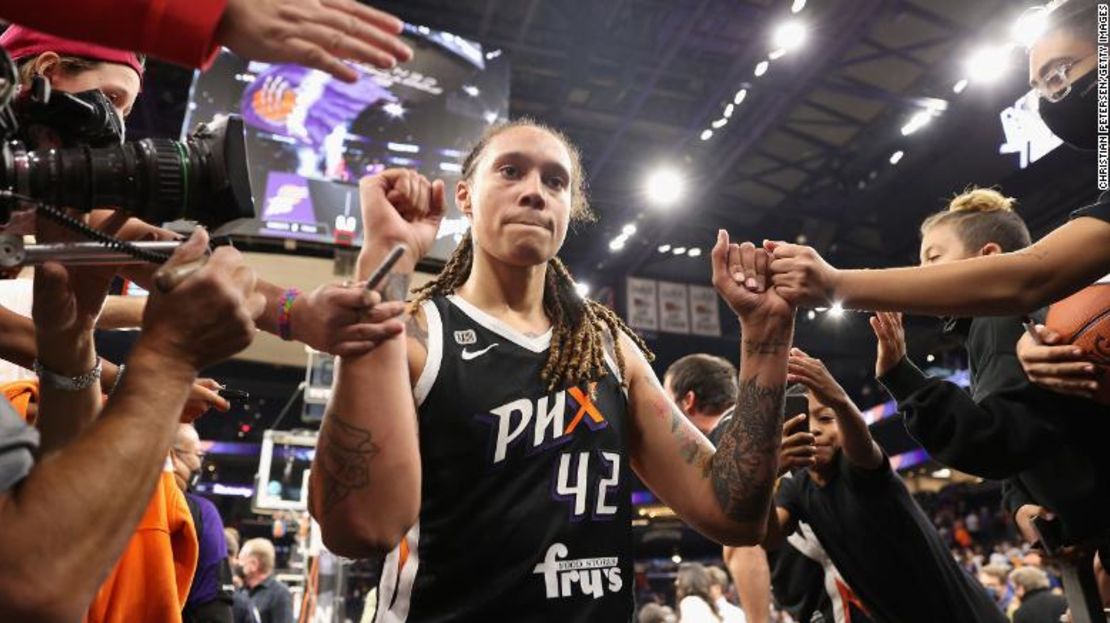 Brittney Griner celebra con aficionados tras el segundo partido de las Finales de la WNBA 2021 en el Footprint Center, el 13 de octubre de 2021, en Phoenix, Arizona.