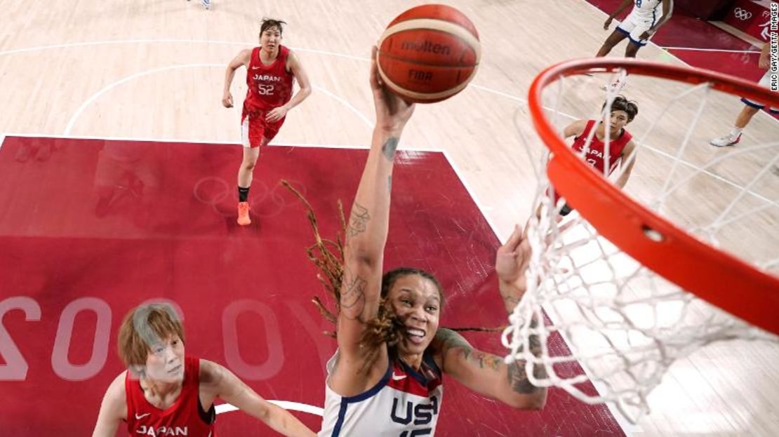 Brittney Griner, #15 del equipo de Estados Unidos, conduce hacia la canasta contra el equipo de Japón durante la primera mitad del partido final de básquetbol femenino en el día dieciséis de los Juegos Olímpicos de Tokio 2020, en el Saitama Super Arena, el 8 de agosto de 2021, en Saitama, Japón.