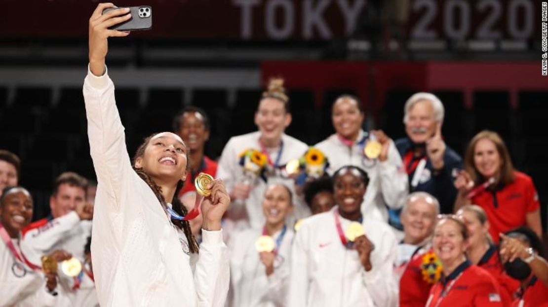 Brittney Griner se toma una selfie con sus compañeras del equipo de Estados Unidos y sus medallas de oro durante la ceremonia de entrega de medallas de básquetbol femenino en el día dieciséis de los Juegos Olímpicos de Tokio 2020, en el Saitama Super Arena, el 8 de agosto de 2021, en Saitama, Japón.