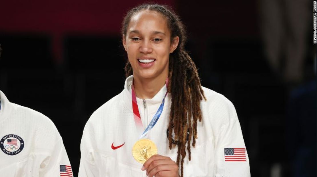Brittney Griner posa con su medalla de oro durante la ceremonia de entrega de medallas de básquetbol femenino en el día 16 de los Juegos Olímpicos de Tokio 2020, en el Saitama Super Arena, el 8 de agosto de 2021, en Saitama, Japón.