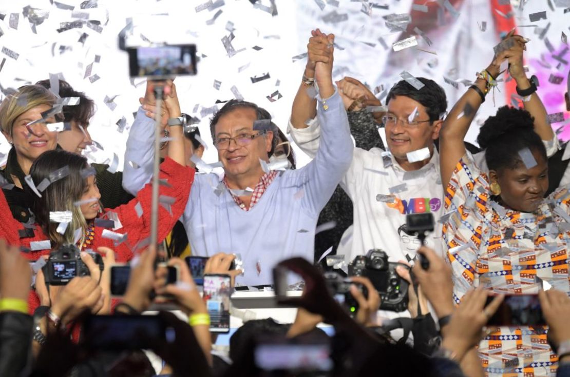 Gustavo Petro, candidato de Colombia Humana y de la coalición del Pacto Histórico, celebra su victoria en la consulta de izquierda del Pacto Histórico.