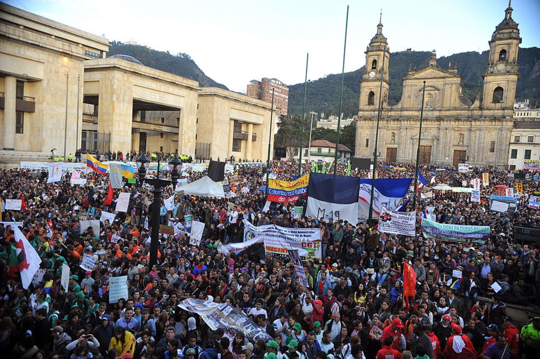 Miles de manifestantes protestaron en contra de la destitución del alcalde de Bogotá Gustavo Petro en diciembre de 2010 en la Plaza de Bolívar de Bogotá.