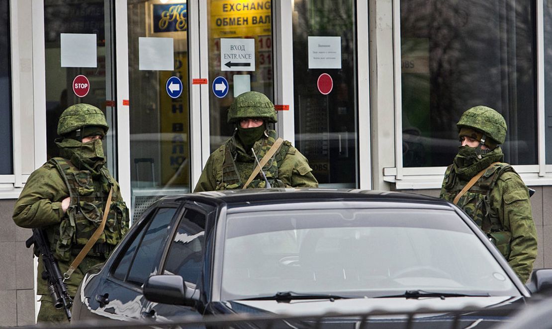 Hombres armados no identificados patrullan en Crimea, el 28 de febrero de 2014.