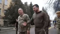 CNNE 1168718 - zelensky visita a soldados ucranianos heridos en guerra