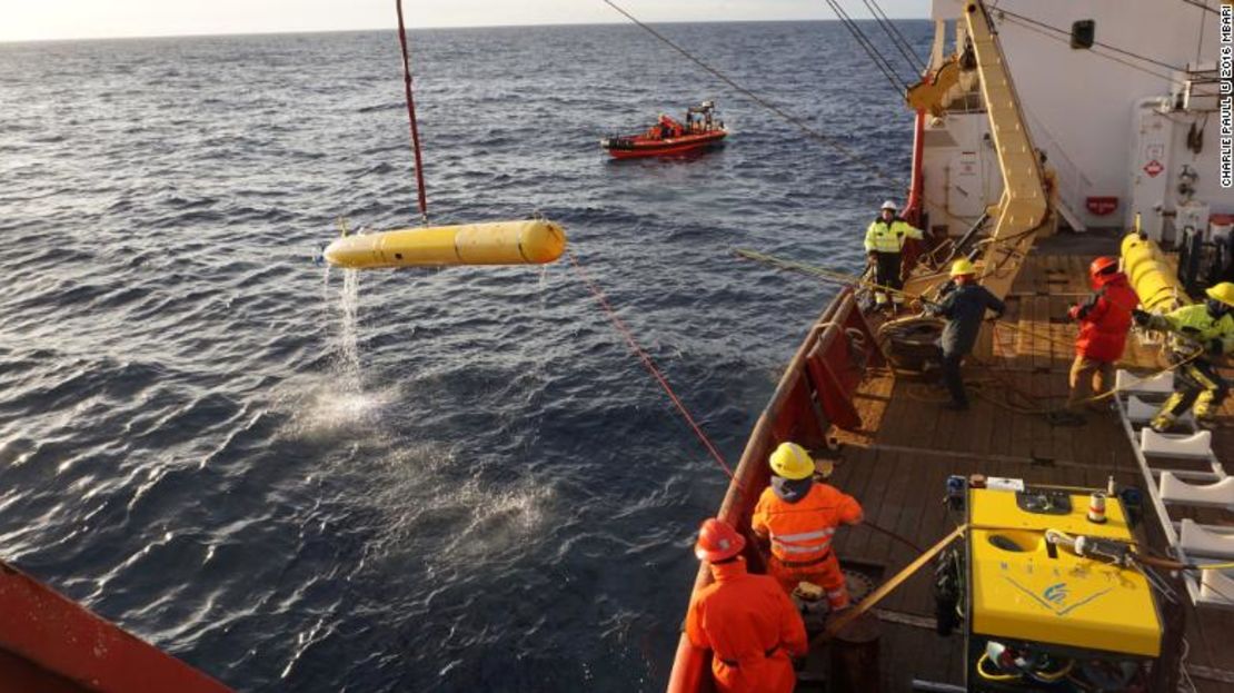 Se recupera un vehículo submarino autónomo después de completar una misión de mapeo del fondo marino en el Océano Ártico. El vehículo operado por control remoto (en primer plano) se utiliza para realizar estudios visuales del fondo marino recientemente cartografiado.