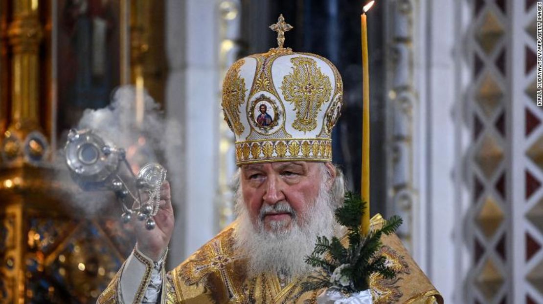 El patriarca ruso Kirill dirige una misa de Navidad en la Catedral de Cristo Salvador de Moscú el 6 de enero.