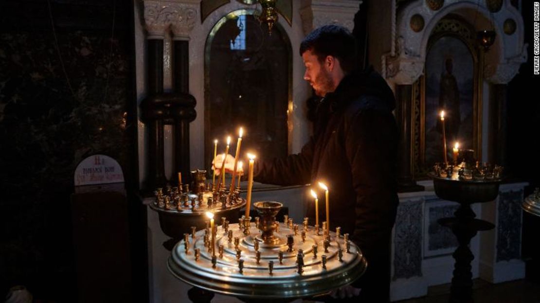 Un hombre enciende una vela en una iglesia ortodoxa de Kyiv, Ucrania, el 24 de febrero.