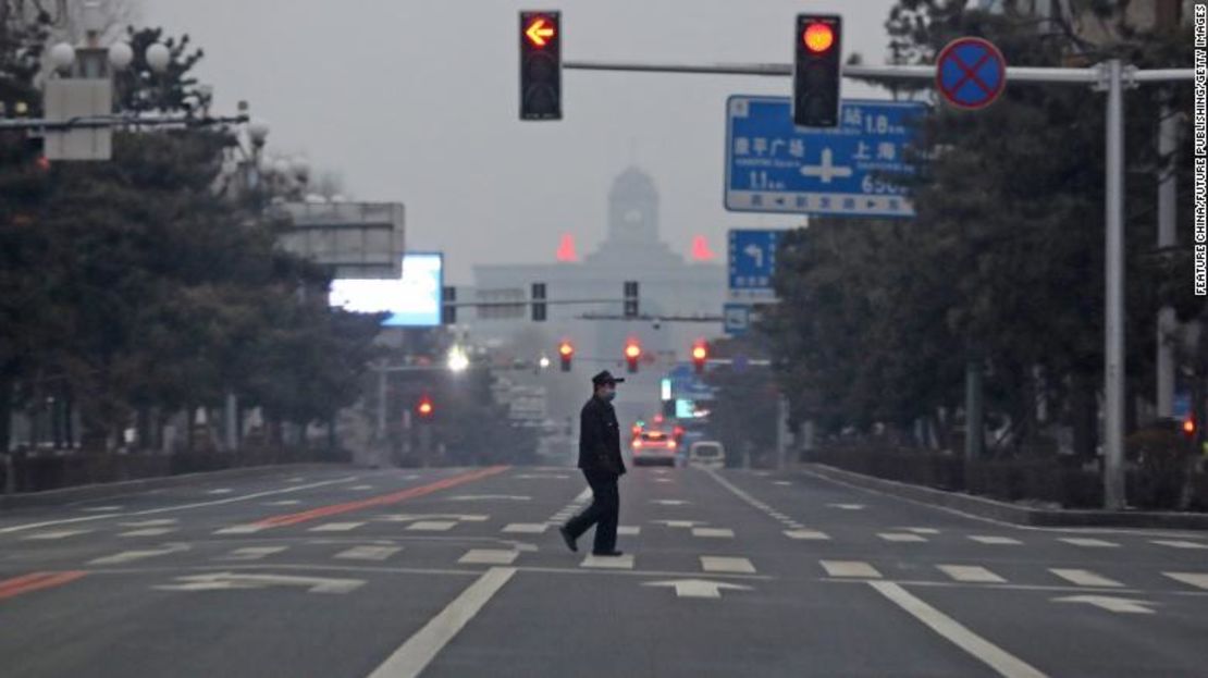 Un hombre camina por una avenida vacía en Changchun, China, el 14 de marzo.