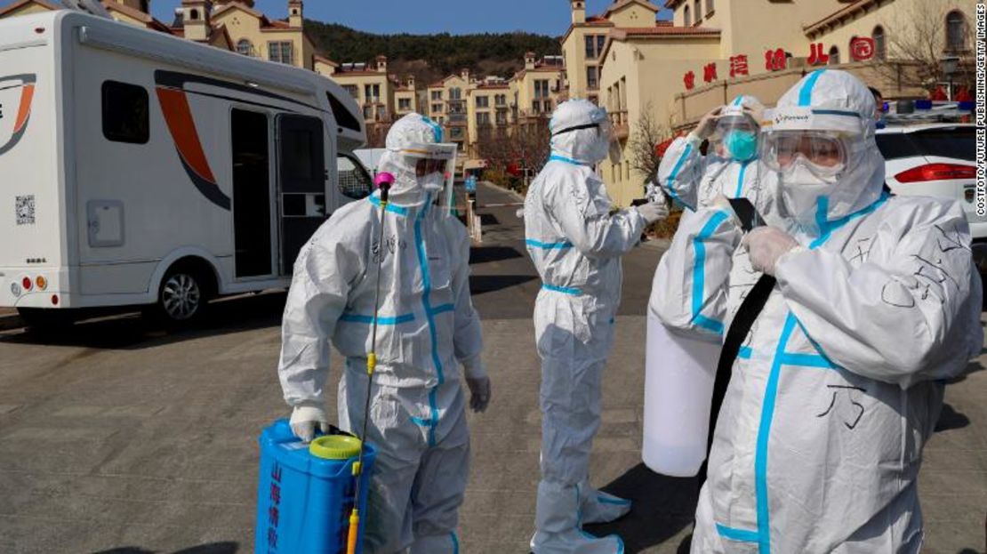 Trabajadores realizan labores de desinfección para la prevención y control de epidemias en Qingdao, China, el 14 de marzo.