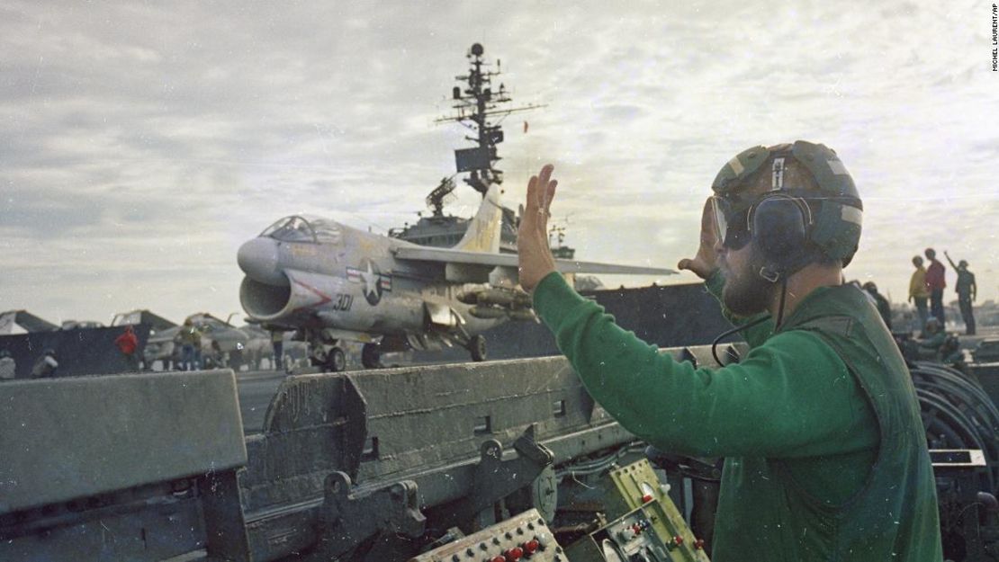 Un miembro de la tripulación en posición a bordo del portaaviones USS Kitty Hawk frente a la costa de Vietnam del Norte, en el golfo de Tonkin, en 1972.