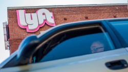 CNNE 1169427 - lyft incrementara levemente sus precios por el alza en la gasolina