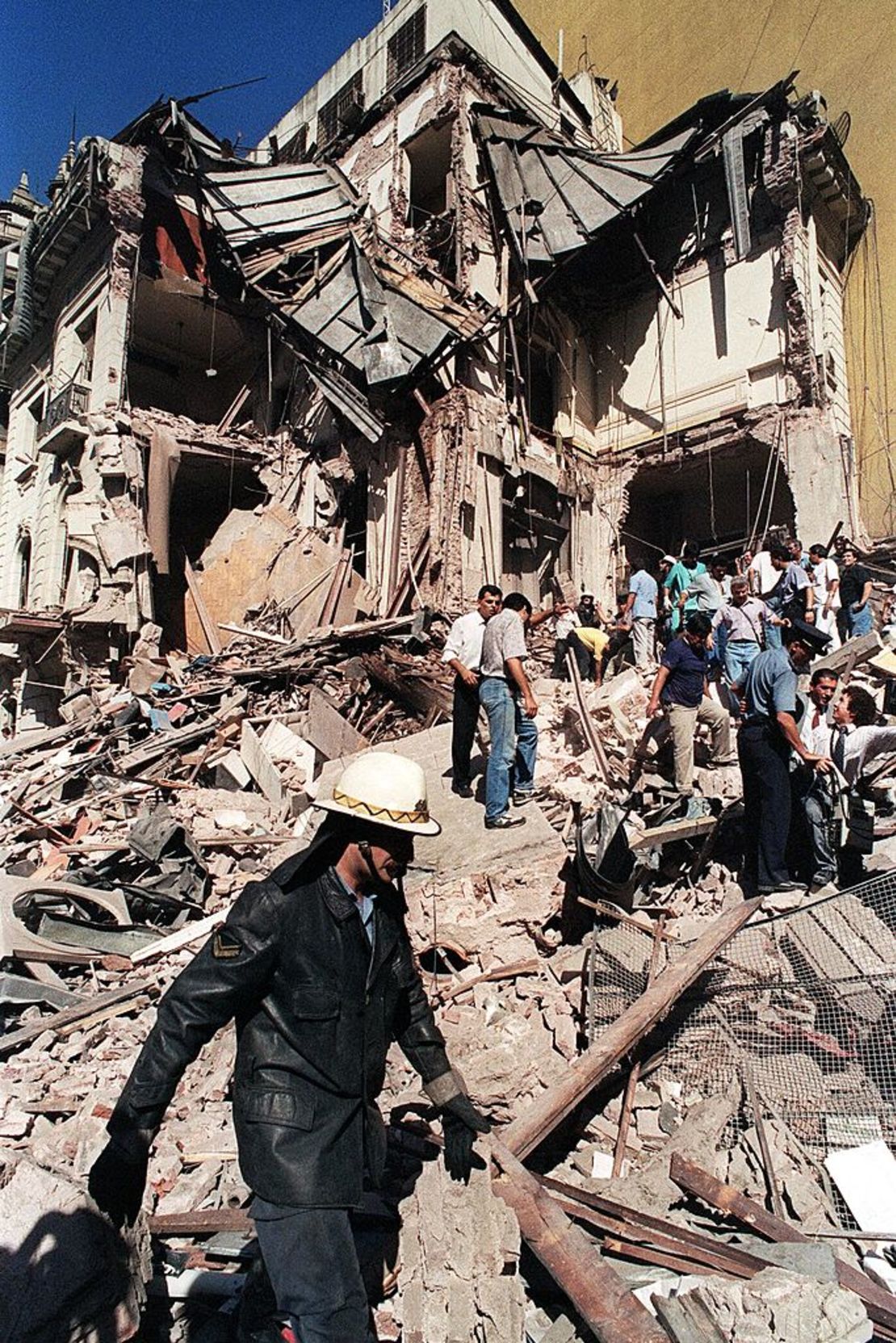 Una foto de archivo fechada el 17 de marzo de 1992 en Buenos Aires muestra la destrucción de la embajada de Israel en Argentina tras un atentado masivo.