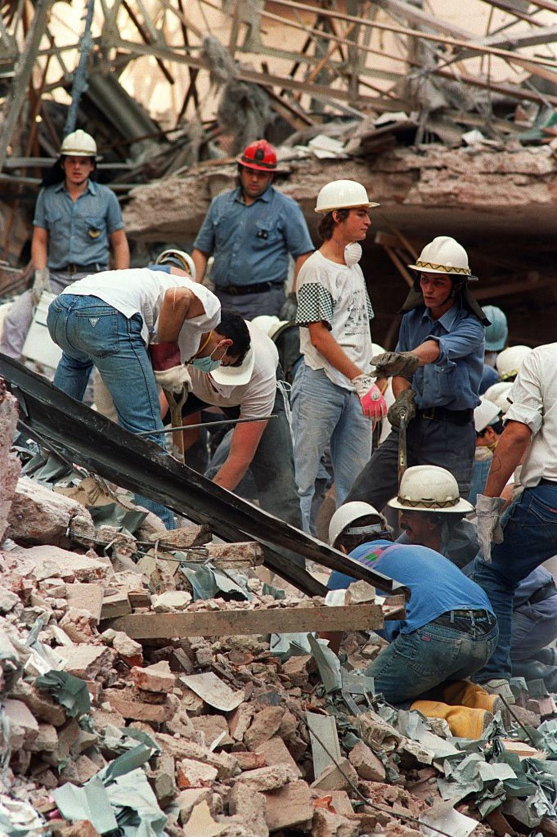 Los bomberos y el personal de rescate continúan excavando entre las ruinas de la Embajada de Israel a primera hora del 18 de marzo de 1992 en Buenos Aires.