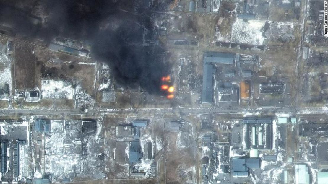 Esta imagen satelital muestra los incendios en una zona industrial del sector occidental de Mariupol el 12 de marzo.