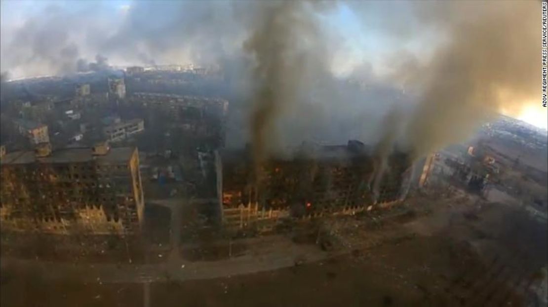 El humo sale de los edificios residenciales dañados.
