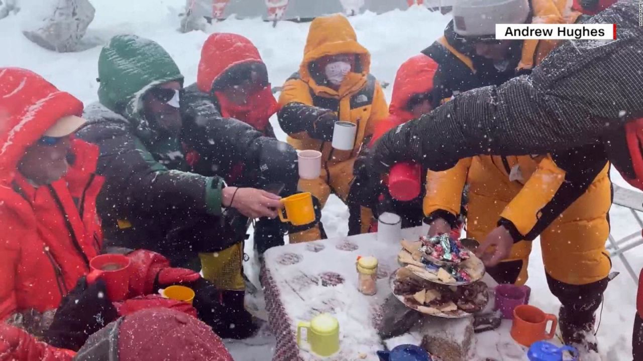 CNNE 1169581 - escalador da acceso a cnn a su exclusiva fiesta del te en el everest