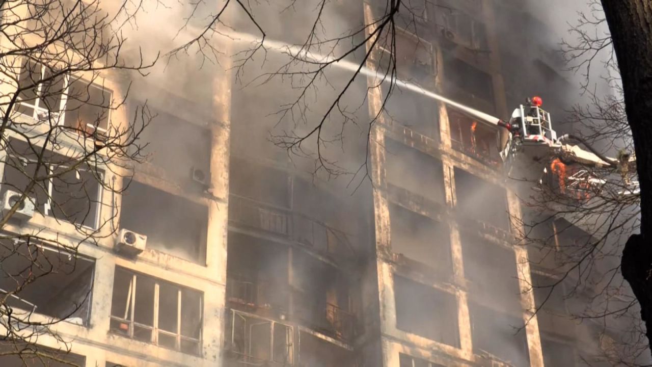 CNNE 1169591 - ataque a edificio residencial de kyiv deja 2 muertos