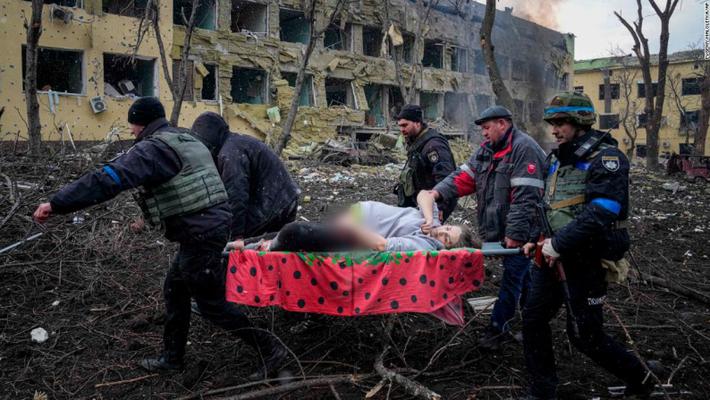 Empleados y voluntarios de emergencias ucranianos llevan a una mujer embarazada herida desde el hospital de maternidad y niños que fue atacado con bombardeos en Mariúpol, Ucrania, el miércoles 9 de marzo de 2022. La mujer y su bebé murieron más tarde, confirmó un cirujano que la estaba tratando. El ataque se produjo a pesar de que Rusia acordó una pausa de 12 horas en las hostilidades para permitir la evacuación de los refugiados.