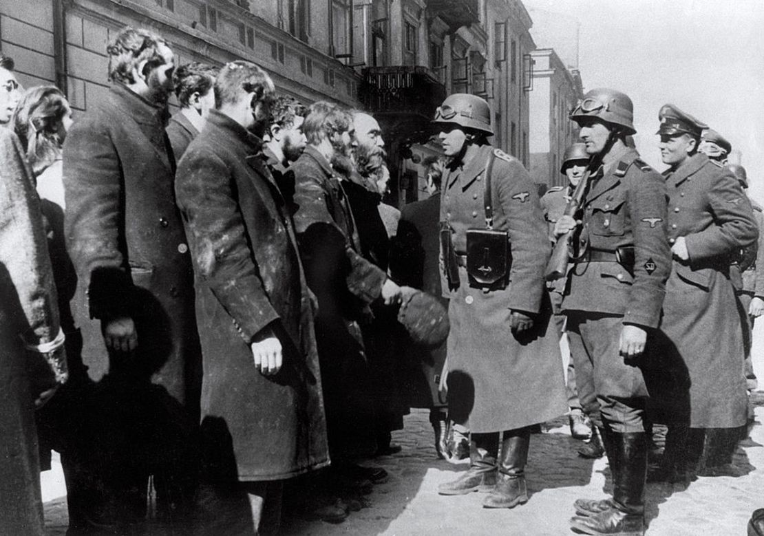 Fotografía de archivo tomada en 1943 de soldados nazis alemanes interrogando a judíos después del levantamiento del gueto de Varsovia.