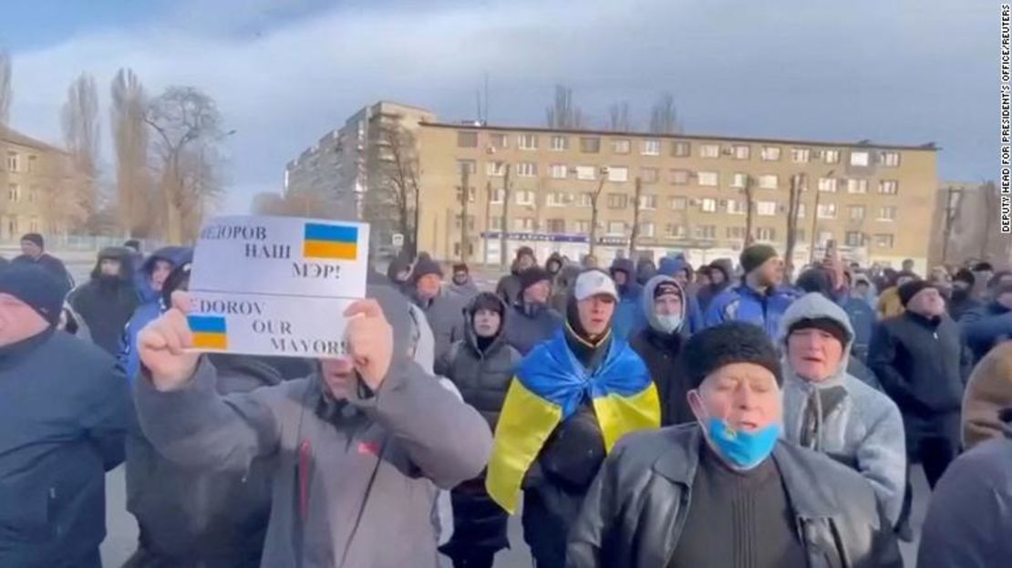 La gente protesta por el secuestro del alcalde Ivan Fedorov, frente al edificio de la administración regional de Melitopol, después de que, según informes, las fuerzas rusas se lo llevaron durante su invasión en curso, en Melitopol, Ucrania, el 12 de marzo.