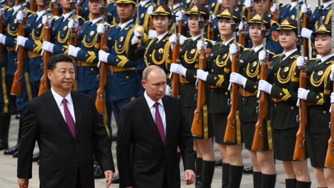 El presidente de Rusia, Vladimir Putin, pasa revista a una guardia de honor militar con el líder chino, Xi Jinping, en Pekín, el 8 de junio de 2018.