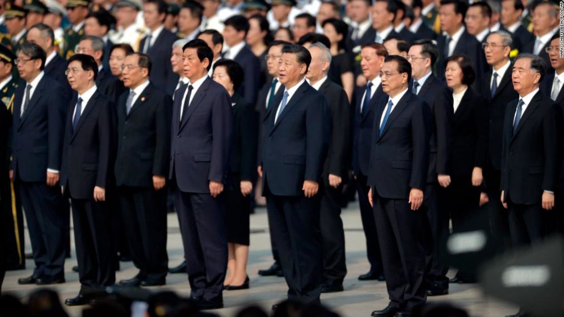 El presidente de China, Xi Jinping, en el centro, y otros funcionarios cantan el himno nacional chino durante una ceremonia para conmemorar el Día de los Mártires en la plaza de Tiananmen en Beijing, en septiembre de 2019.