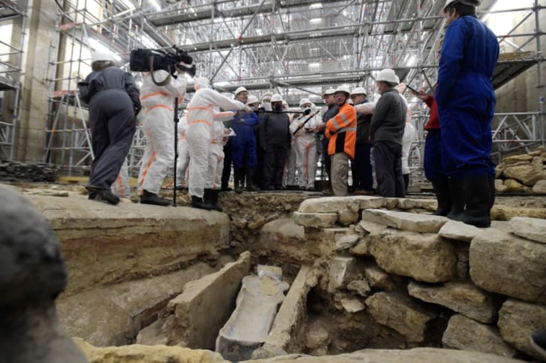 La ministra de Cultura de Francia, Roselyne Bachelot, visita el sitio de investigación arqueológica de la catedral de Notre Dame tras el descubrimiento de un sarcófago de plomo del siglo XIV, en París, el 15 de marzo de 2022. Crédito: Julien de Rosa/AFP/Getty Images