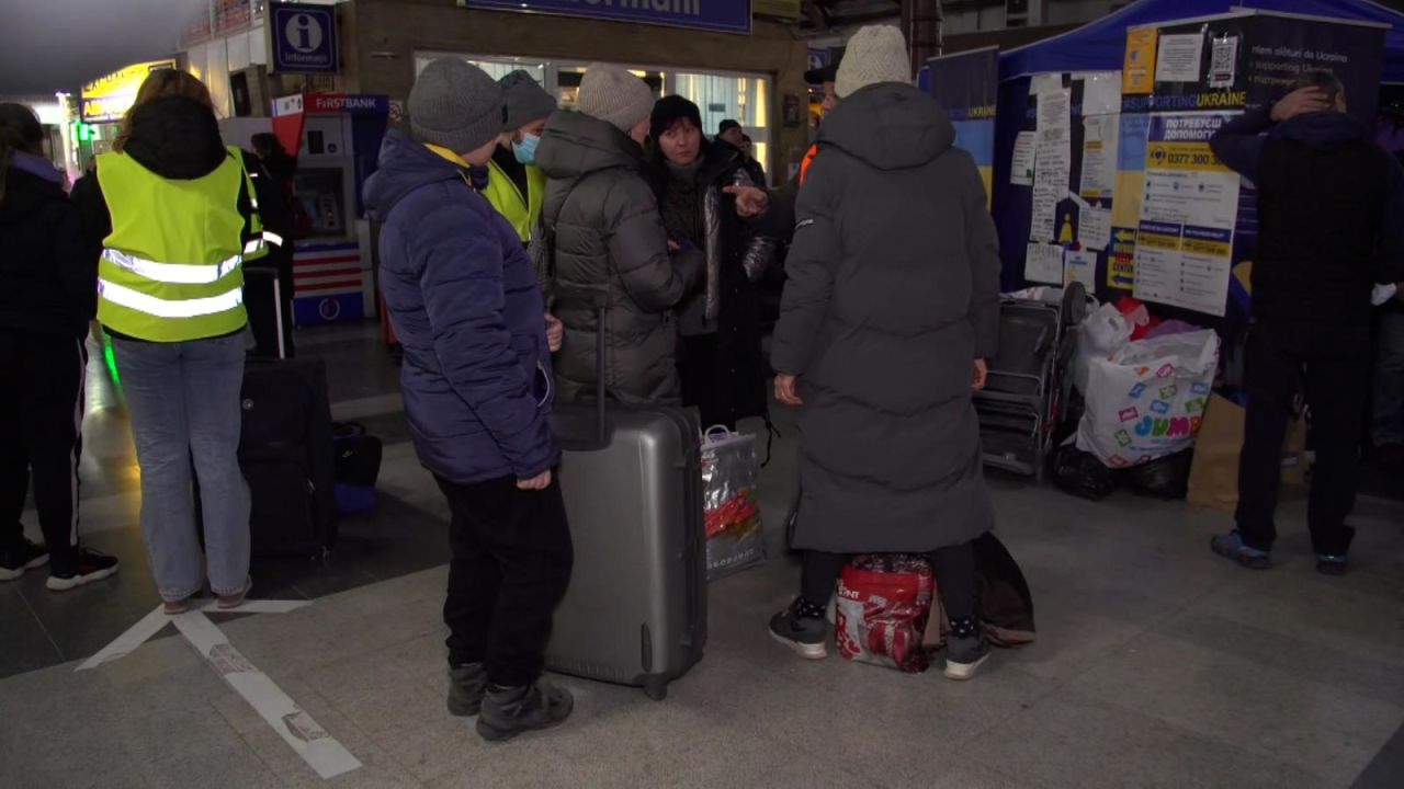 CNNE 1170200 - asi se viaja en los buses para refugiados en polonia