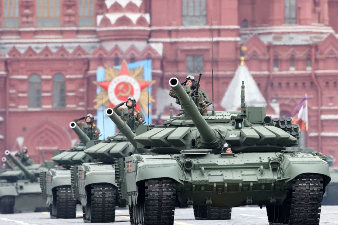 Militares saludan mientras sus tanques avanzan por la Plaza Roja durante el desfile militar del Día de la Victoria en Moscú el 9 de mayo de 2021.