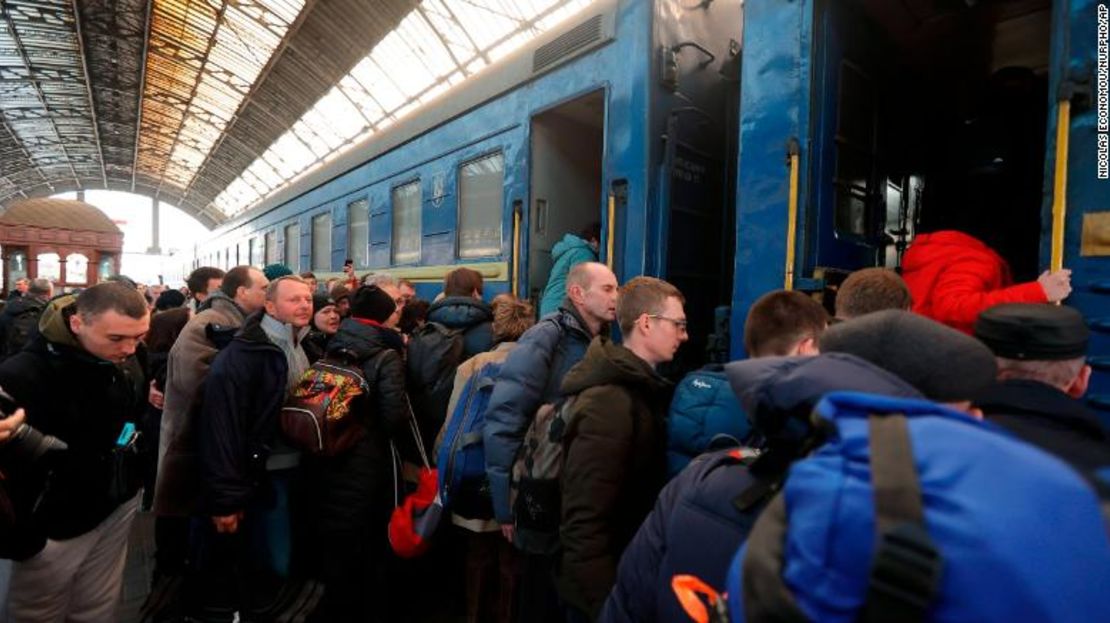 Los pasajeros abordan un tren en Lviv, Ucrania, el 15 de marzo.