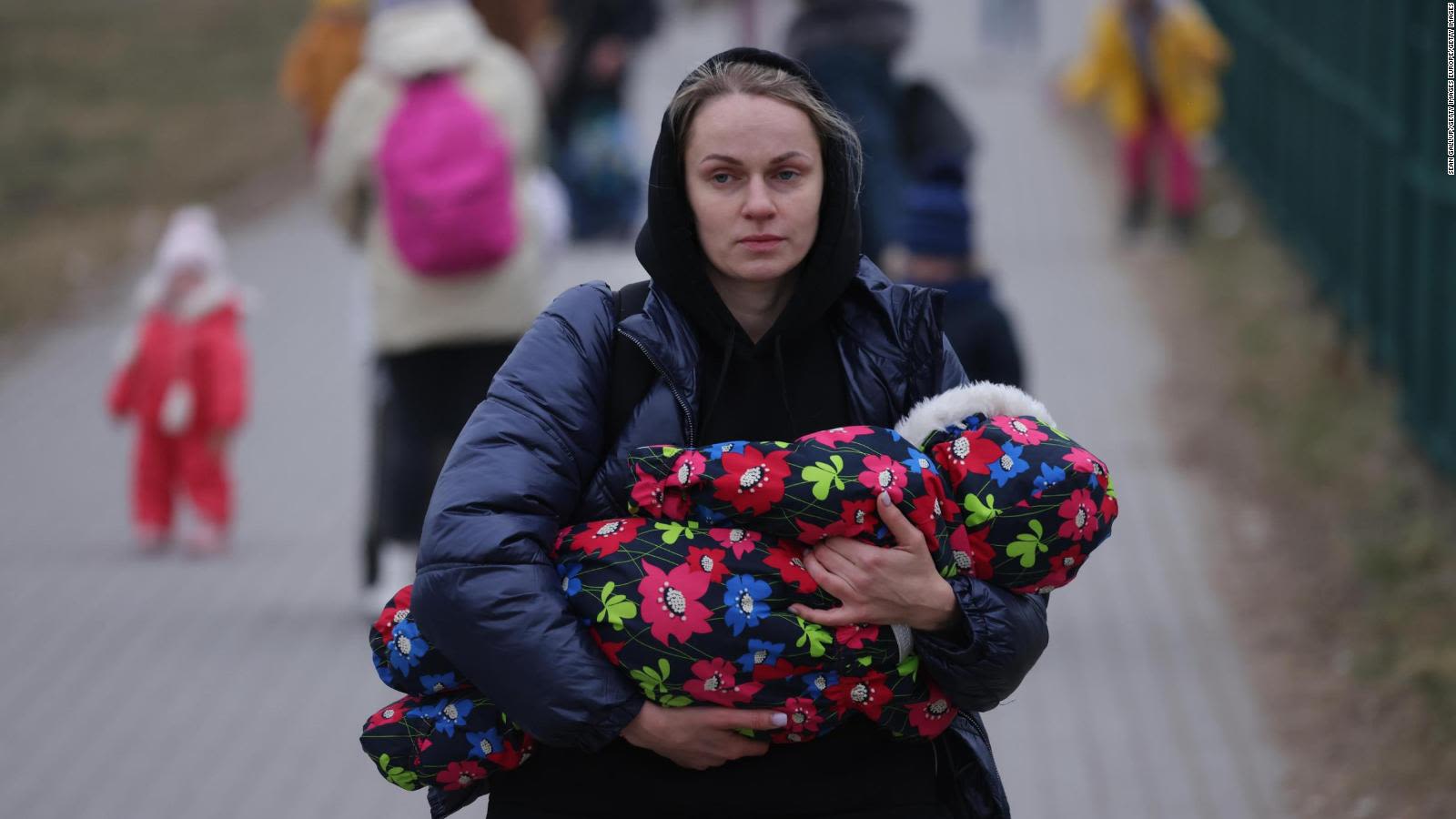 Después de dejar a sus hijos, madres y más mujeres ucranianas regresan a  defender a su país de la invasión