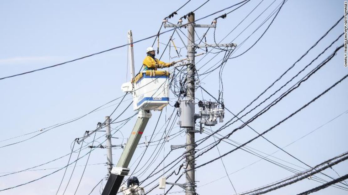 Un trabajador realiza reparaciones eléctricas luego de un corte de energía en Soma, Prefectura de Fukushima, Japón, el 17 de marzo.