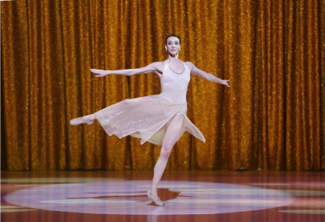 Olga Smirnova actuando en "Casse-Noisette et Compagnie" (Cascanueces y compañía), una creación del bailarín y coreógrafo francés Jean-Christophe Maillot, en Mónaco en 2015. Crédito: Valery Hache/AFP/Getty Images