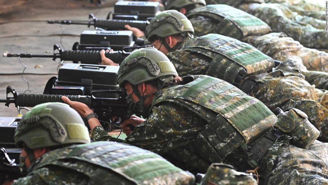 Reservistas taiwaneses participan en un entrenamiento militar en una base militar en Taoyuan el 12 de marzo de 2022.