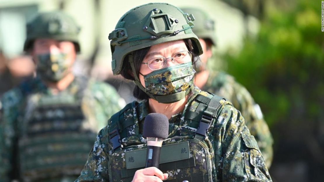 La presidenta de Taiwán, Tsai Ing-wen, habla mientras inspecciona el entrenamiento de reservistas en una base militar en Taoyuan el 12 de marzo de 2022.