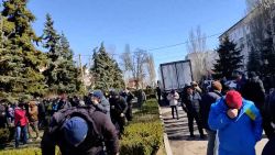 CNNE 1170839 - tropas rusas usan gas lacrimogeno contra manifestantes