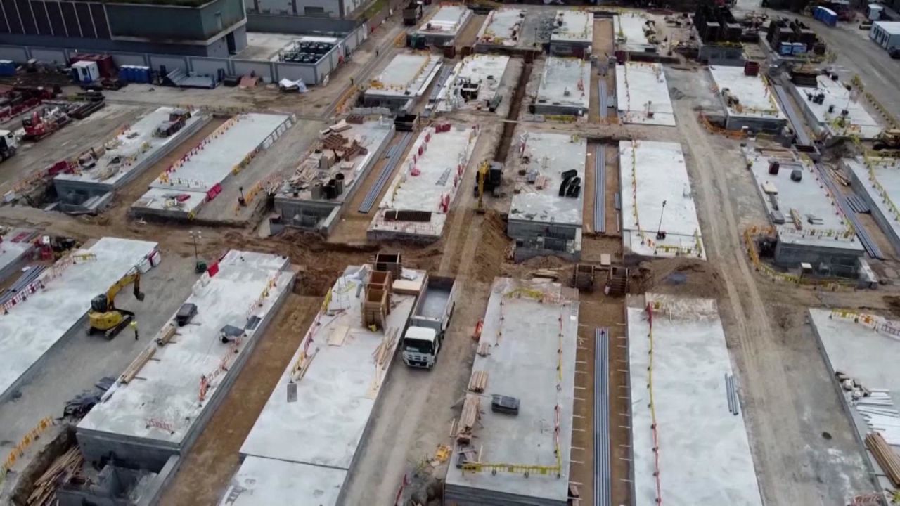 CNNE 1170918 - asi construyen un imponente centro de aislamiento en hong kong