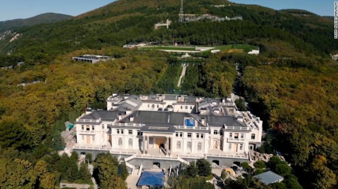 El extenso palacio y la propiedad en la costa del mar Negro se pueden observar en esta captura de un video de la Fundación Anticorrupción de Alexey Navalny.