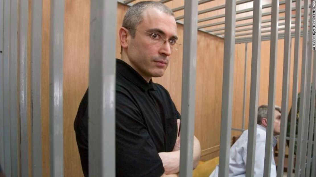 Mikhail Khodorkovsky, a la izquierda, y su socio cercano, Platon Lebedev, vistos en una jaula de acusados en un tribunal de Moscú el 12 de julio de 2004.