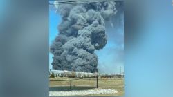 CNNE 1171209 - empleados de walmart, a salvo tras incendio en centro de distribucion