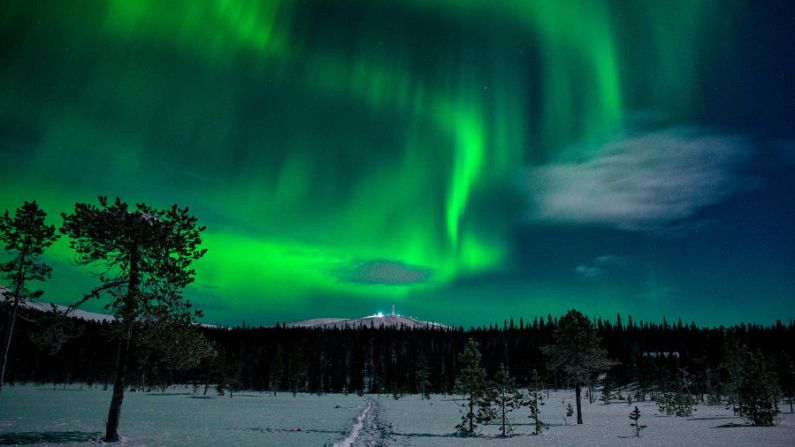 Finlandia es el país más feliz del mundo. El Informe Mundial de la Felicidad coloca a Finlandia en primer lugar en felicidad. Aquí, la aurora boreal ilumina el cielo nocturno en la Laponia finlandesa. Irene Stachon/AP