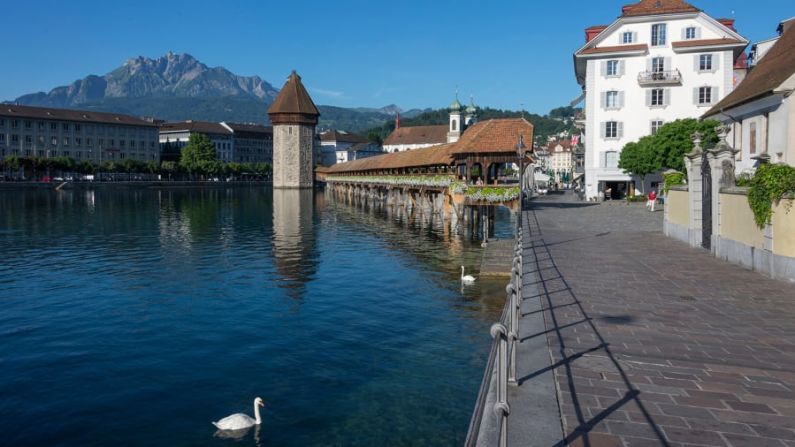 4. Suiza. En el número 4, Suiza cayó un sitio desde el informe del año pasado. Este es el paseo marítimo del río Reuss en Lucerna. Udo Bernhart/dpa/picture-alliance/AP